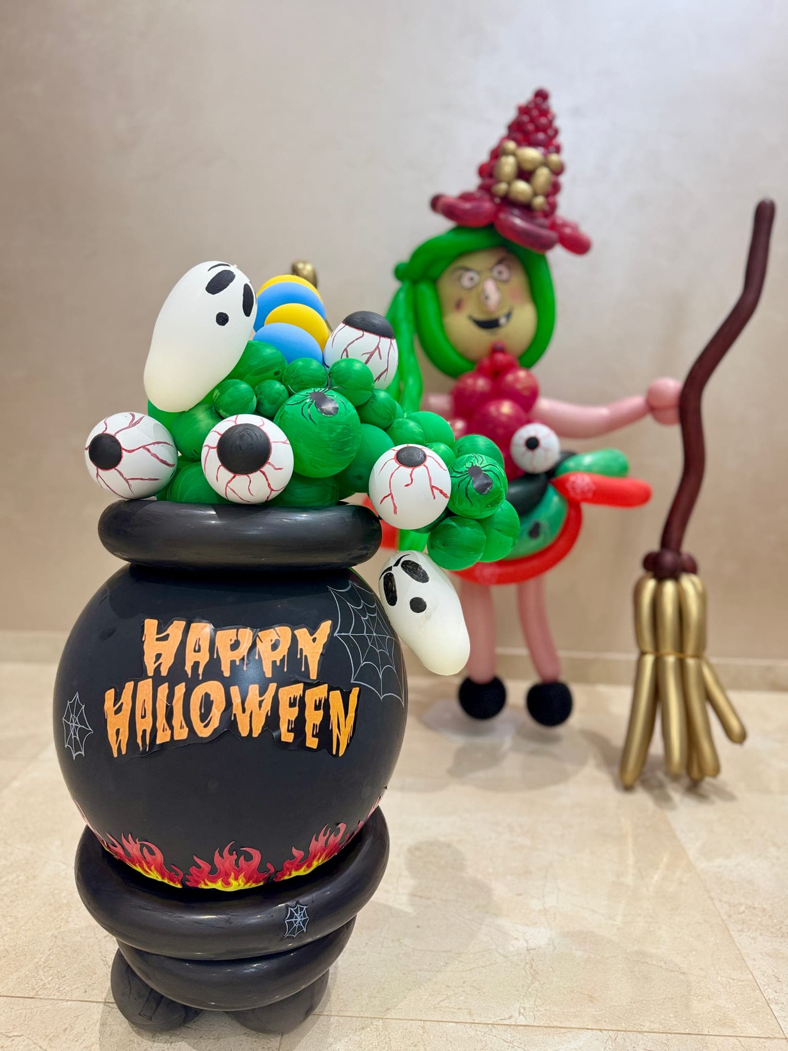 Halloween Cauldron Balloon Sculpture