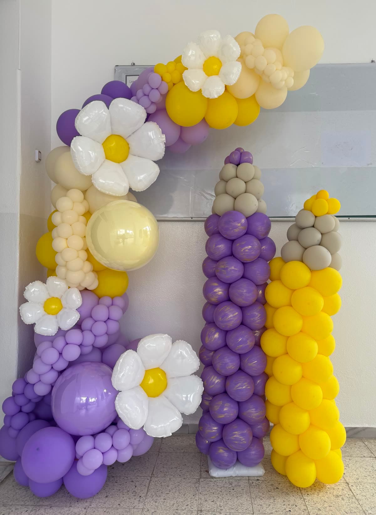 Daisy Balloon Arch + Pencil Columns — Back to School Combo